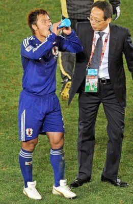 كومانو يتلقى المواساة من مدربه تاكيشي أوكادا