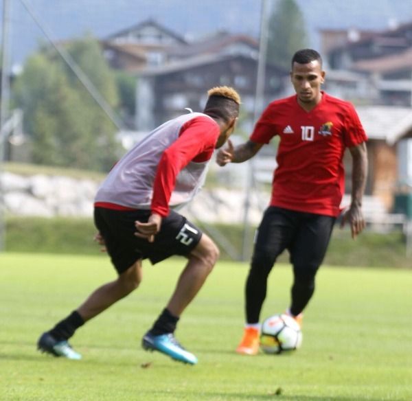 لاعبو الوحدة 