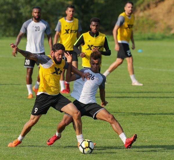 لاعبو الشباب 