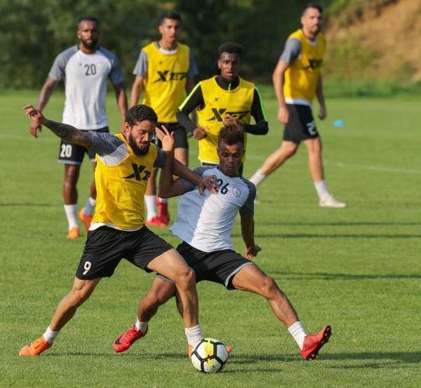 لاعبو الشباب