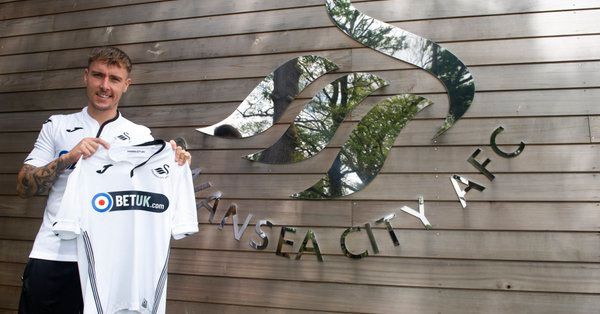  مكاي بقميص سوانزي سيتي