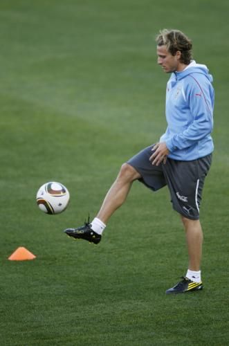 2010-06-25t161527z_01_msh03_rtridsp_3_soccer-world_reuters