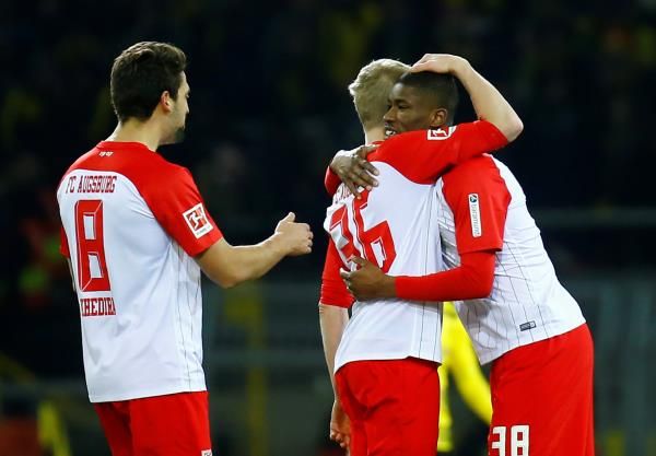 هينترجر مع لاعبي أوجسبورج