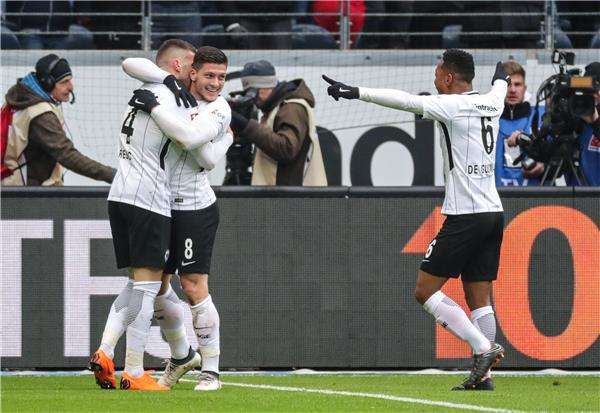 ريبيتش مع لاعبي فرانكفورت