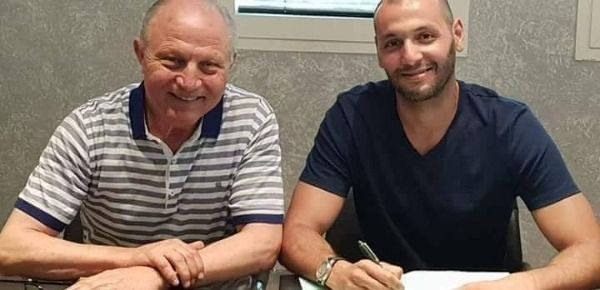  ياسين الشيخاوي اثناء توقيع العقد 