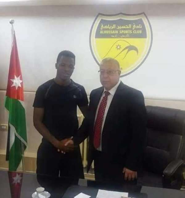 جانب من توقيع ديمبا