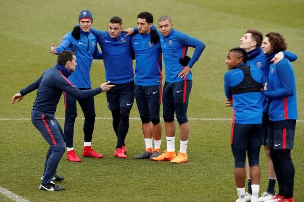 حاتم بن عرفة مع لاعبي باريس