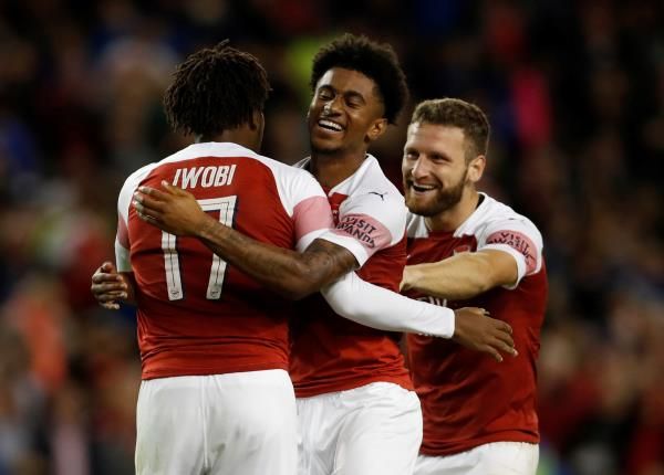 أليكس إيوبي مع لاعبي آرسنال