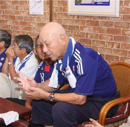 السيد ميتسورو تابع حفيده هوندا والذي شارك بمباراة اليابان والباراغواي