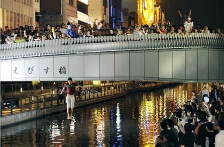 الجماهير اليابانية في مدينة أوساكا أحتفلت بطريقتها الخاصة