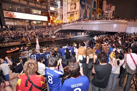 من إحتفال الجماهير اليابانية في مدينة أوساكا