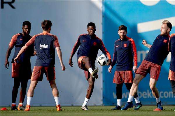 ديمبلي مع لاعبي برشلونة (أرشيفية)