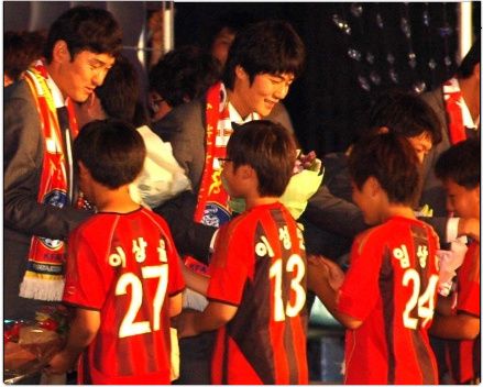 تكريم لاعبي كوريا الجنوبية بعد عودتهم من جنوب أفريقيا