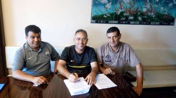 جانب من التوقيع