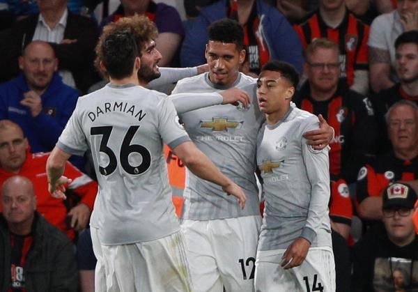 دارميان مع لاعبي مانشستر يونايتد 