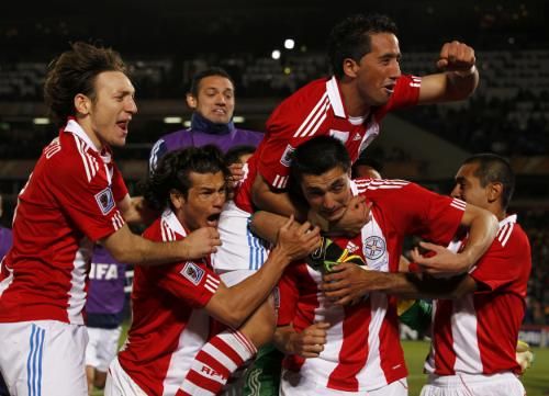 لاعبي منتخب بارجواي يحتفلون بعد الفوز على اليابان