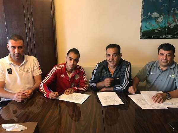 جانب من التوقيع