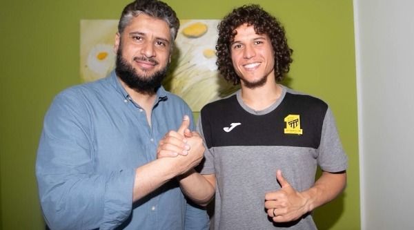 جانب من التوقيع