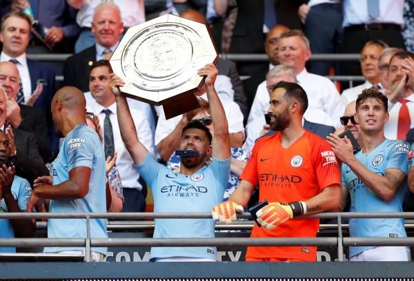 أجويرو حاملا الدرع الخيرية