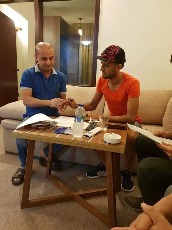 من توقيع العقود