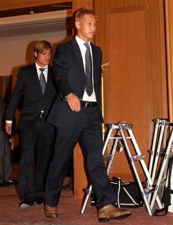 كيسوكي هوندا وزملائه حضروا للمؤتمر الصحفي بمطار كانساي