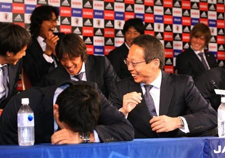 المدرب تاكيشي أوكادا يمازح قائد المنتخب ماكوتو هاسيبي وباقي اللاعبين بعد نهاية المؤتمر