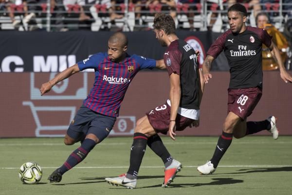لاعبا ميلان خلال مواجهة برشلونة