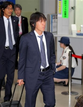 شونسوكي ناكامورا عند وصوله لمطار كانساي قادماً من جنوب أفريقيا