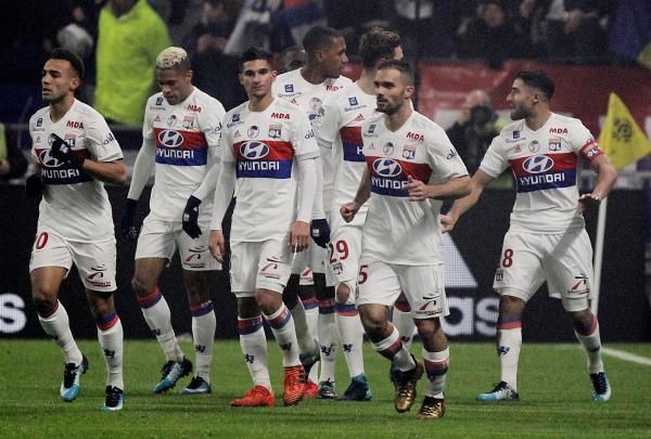 فقير مع لاعبي ليون