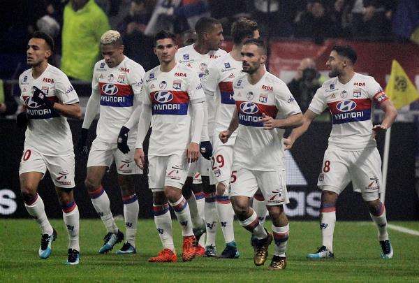 فقير مع لاعبي ليون