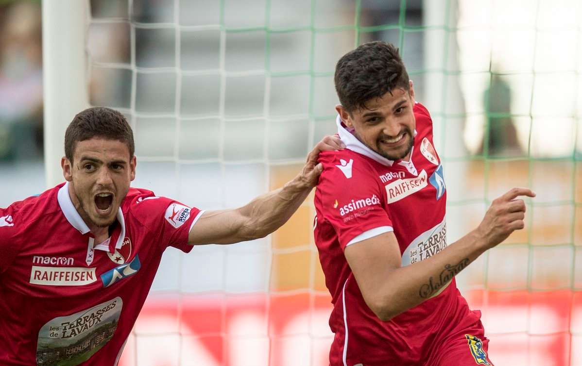  أيوب عبد اللاوي (يسار)