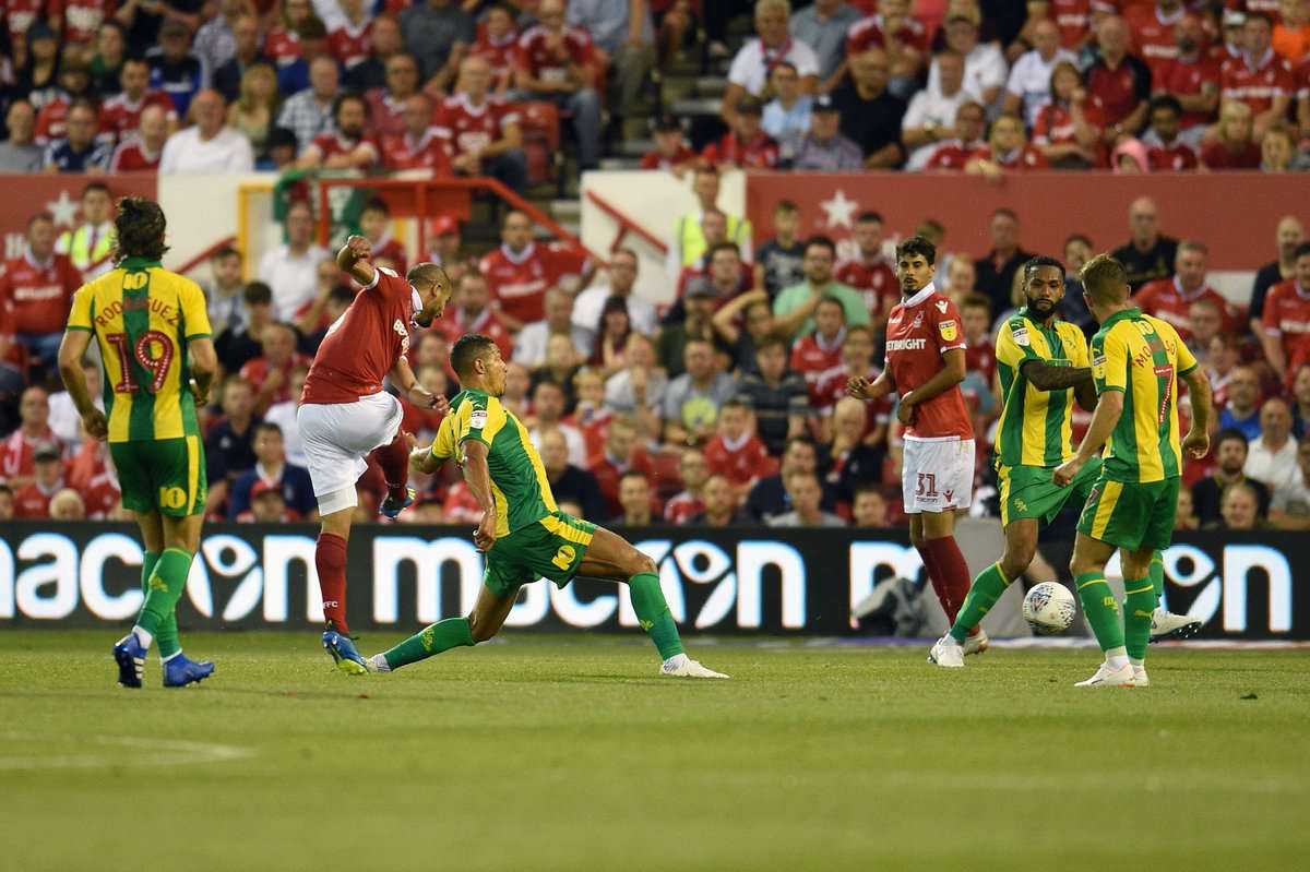 لحظة تسجيل قديورة للهدف