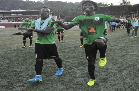 مختار سيسي (يسار)