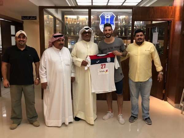 جانب من التوقيع