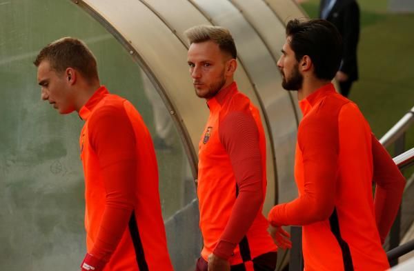 راكيتيتش مع لاعبي البارسا