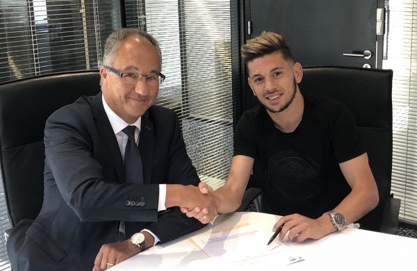 جانب من التوقيع