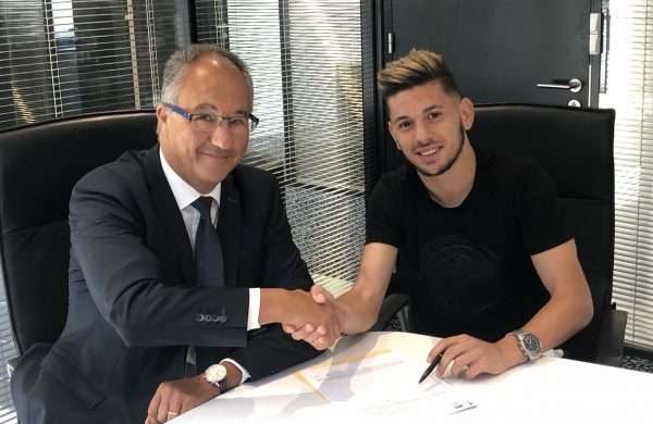 جانب من التوقيع