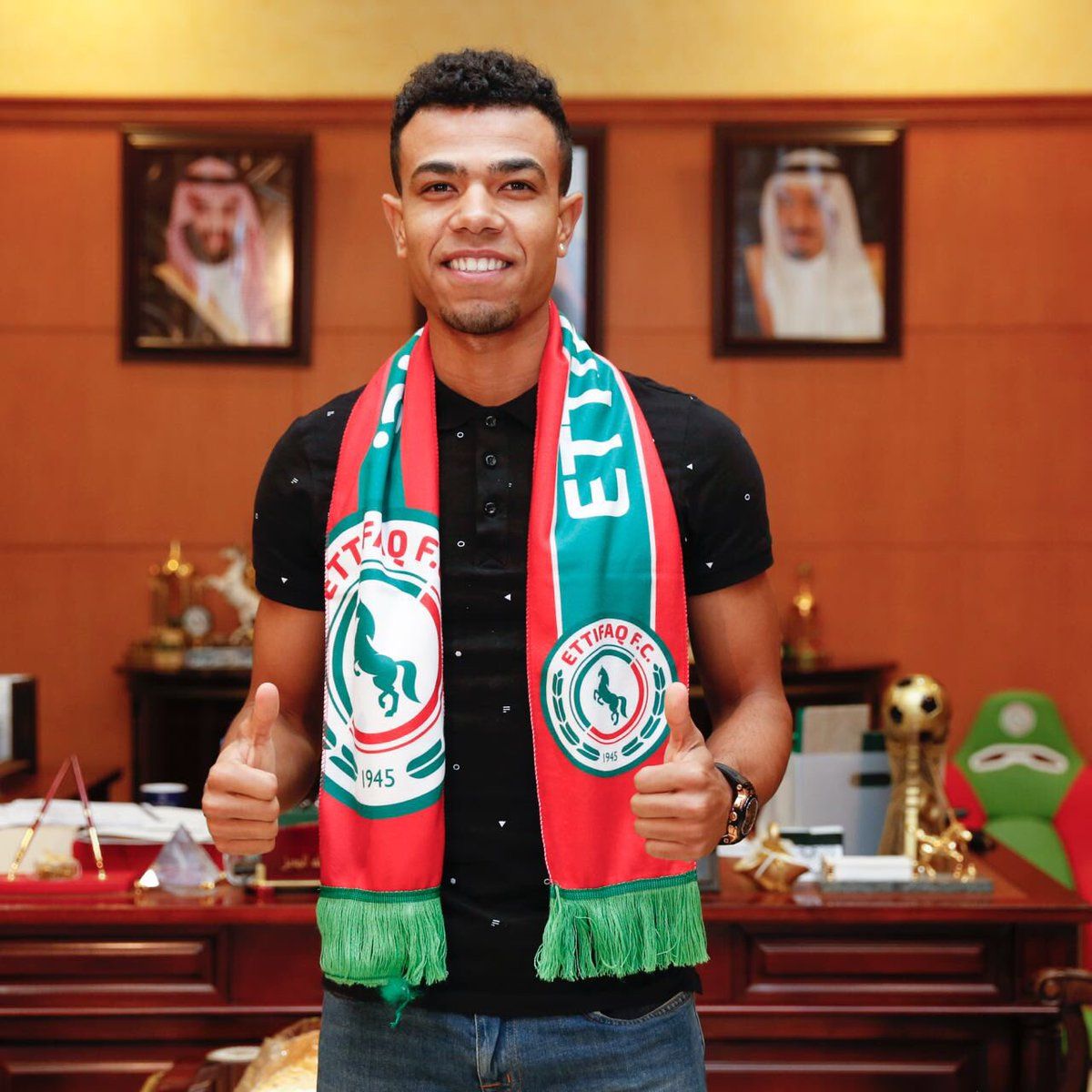 اللاعب بعد التوقيع