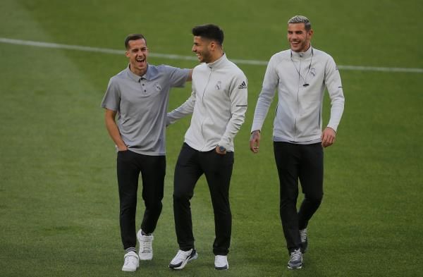 ثيو هيرنانديز مع فاسكيز وأسينسيو