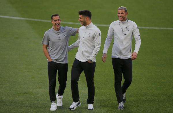 ثيو هيرنانديز مع فاسكيز وأسينسيو