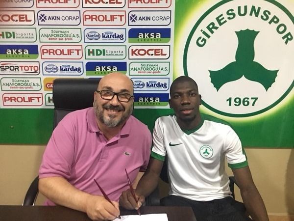 من توقيع العقود