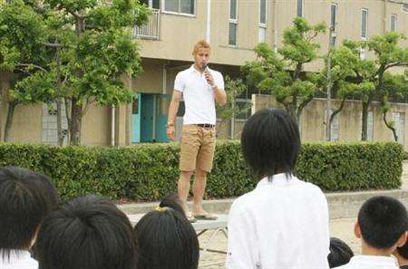 هوندا قام بتقديم النصائح لطلاب المدارس