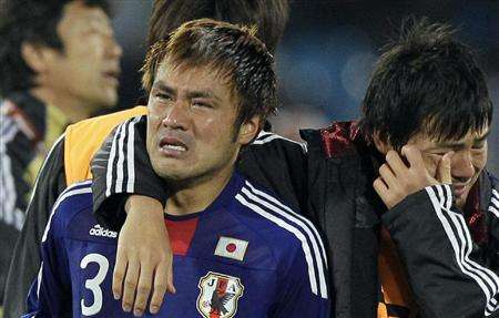 يويتشي كومانو ( يسار ) بعد أن أضاع الركلة الترجيحية التي أبعدت بلاده من كأس العالم