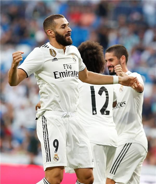 كريم بنزيما يحتفل