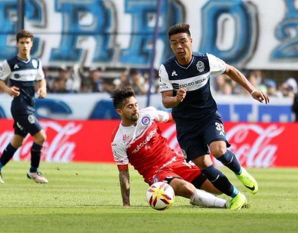 جانب من لقاء خيمناسيا لا بلاتا وأرخنتينوس جونيورز