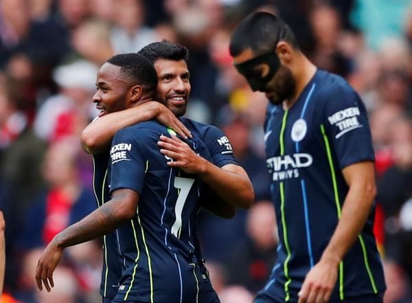 ستيرلينج مع فريقه