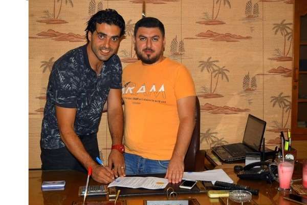 جانب من التوقيع