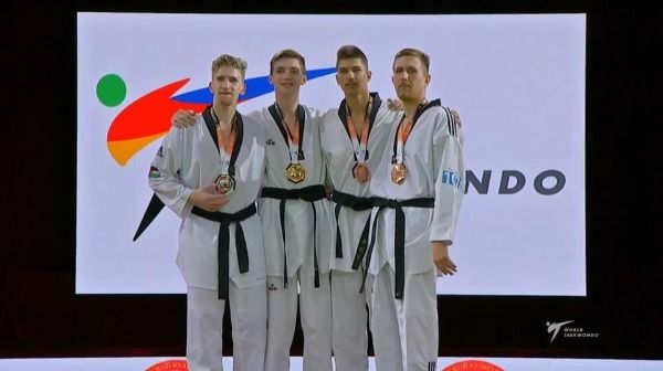 الشرباتي أقصى اليسار بعد التتويج