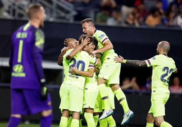 رافينيا مع لاعبي برشلونة