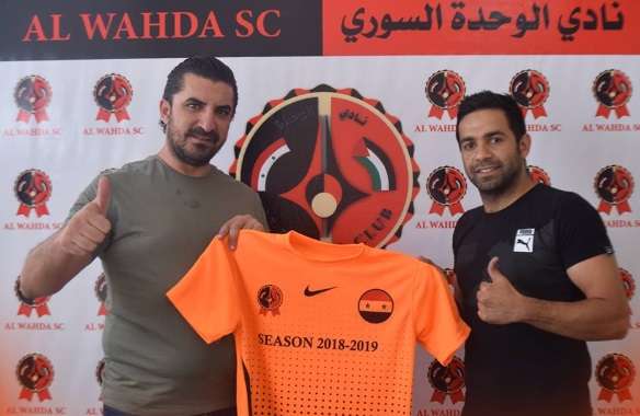 جانب من التوقيع